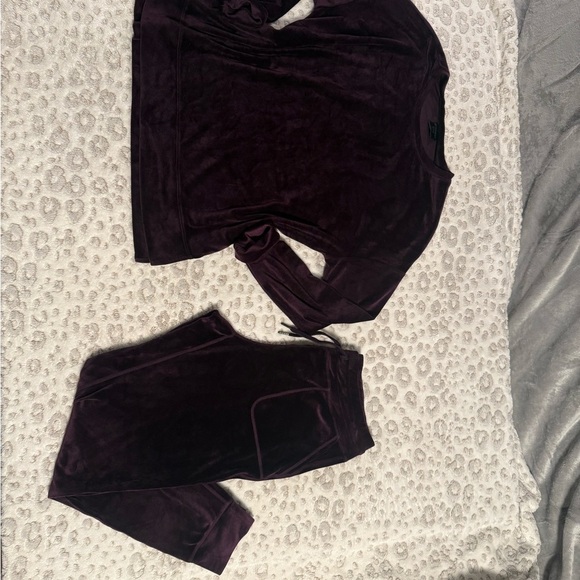 32 DEGREE Rich Purple Velvet Top and Bottom Pajama Set / Loungewear - Picture 2 of 9